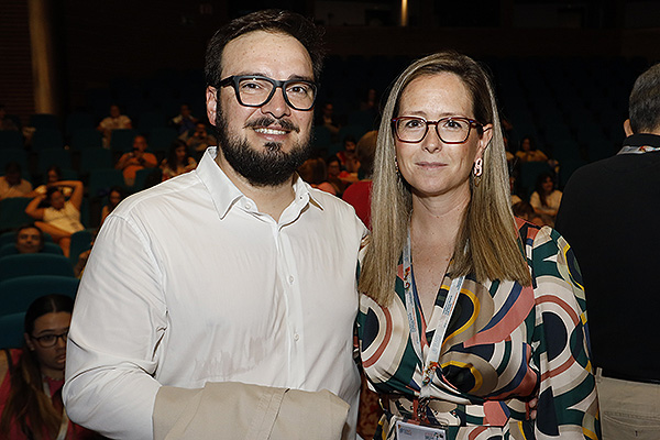 María Asunción Gracia Aznar, vocal de SEMG, posa junto a su marido, Jorge Peñas. 