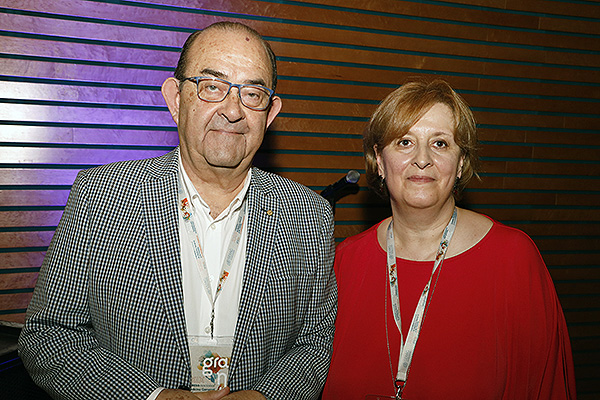 Antonio Fernández-Pro posa junto a la nueva presidenta de la SEMG, Pilar Rodríguez Ledo.