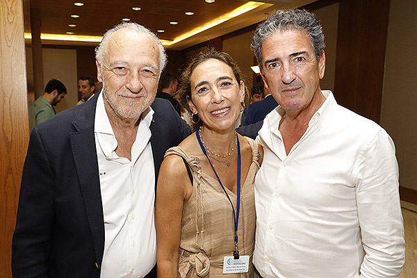 José María Pino posa junto a María del Carmen Rodríguez y Miguel Ángel Ortiz.