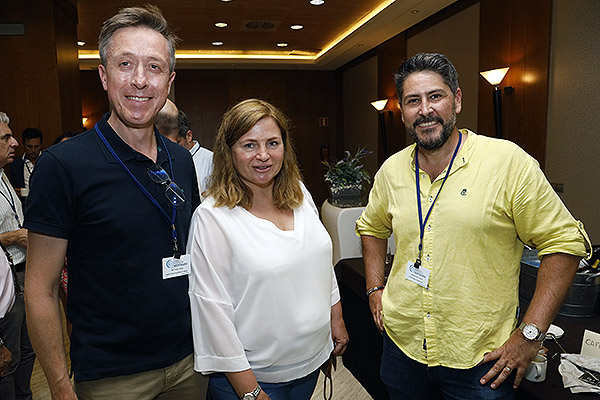 Vicente Tello, técnico de Ingeniería y Mantenimiento del Hospital Clínico Universitario de Valencia; Isabel Lladró, trabajadora del Hospital Clínico de Valencia; y Antonio Jiménez, jefe de Servicio de Electromedicina del Área de Gestión Sanitaria de Jerez Costa Noroeste y Servicio Andaluz de Salud (SAS). 