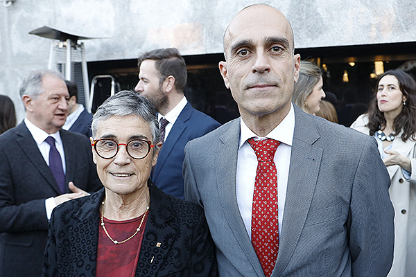 Olga Pané posa junto a Ricardo López, director general de Sanitaria 2000 - Empresa editoria de Redacción Médica.