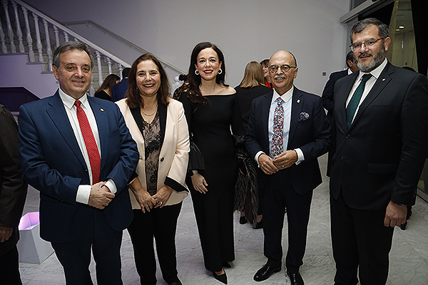 Evelio Robles, presidente del Colegio Oficial de Médicos de Cáceres; Manuela García; Sara García Espada; Pedro Hidalgo; y Juan José Hernandez, presidente del Colegio Oficial de Farmacéuticos de Cáceres.