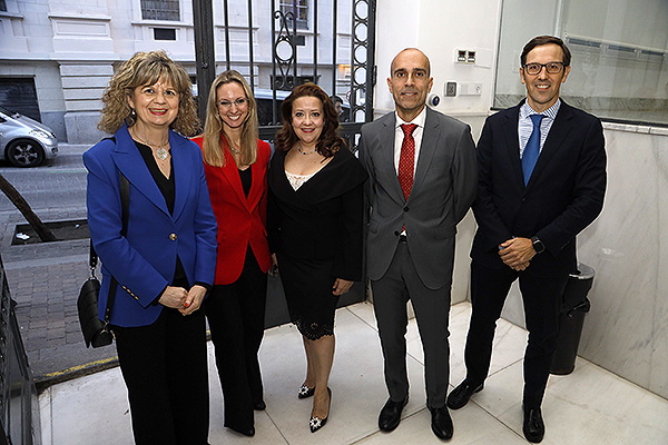 Elvira Velasco, portavoz del Grupo Popular en la Comisión de Sanidad del Congreso de los Diputados; Laura Gutiérrez, viceconsejera de Sanidad de la Comunidad de Madrid; Fátima Matute; Ricardo López; y Antonio Cavacasillas, portavoz de Sanidad del Grupo Popular en la Asamblea de Extremadura.