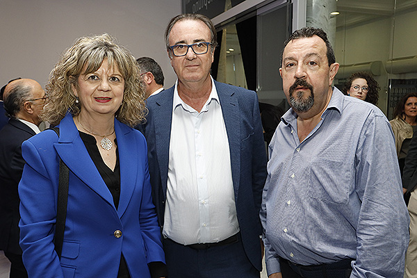 Elvira Velasco; Víctor Pedrera, secretario general de la Confederación Española de Sindicatos Médicos; y José María Soto, vicesecretario general de la Confederación Española de Sindicatos Médicos.