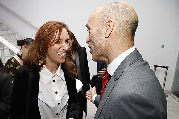 Mónica García saluda a Ricardo López, director general de Sanitaria 2000. 