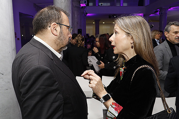 César Hernández, director general de Cartera Común de Servicios del Sistema Nacional de Salud y Farmacia del Ministerio de Sanidad, charla con María Jesús Lamas, directora de la Agencia Española de Medicamentos y Productos Sanitarios (Aemps). 