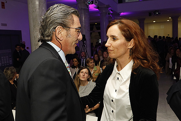 Juan Abarca, presidente de HM Hospitales, saluda a Mónica García. 