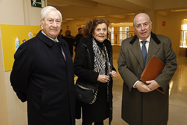 Javier Rodríguez, excatedrático de Patología General de la Facultad de Medicina de la UCM; Carmen H. De Larramendi, vicepresidenta de la Fundación Ignacio Larramendi; y Ricardo De Lorenzo.