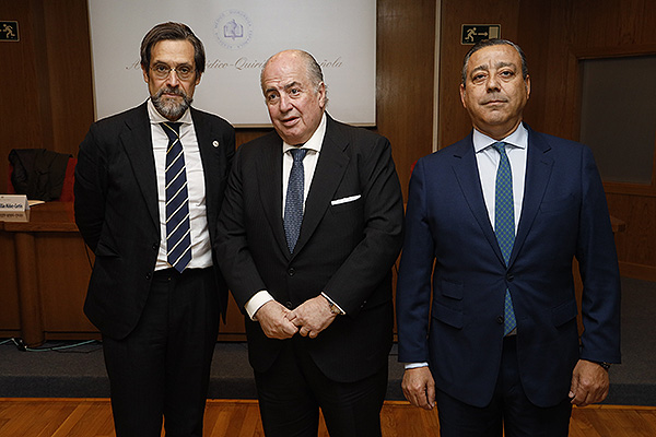 Federico de Montalvo, presidente del Comité de Bioética de España; Ricardo De Lorenzo y Óscar Castro, presidente del Consejo General de Dentistas.