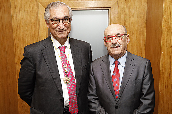 Valentín Cuervas-Mons, vicepresidente primero de la Academia; y Víctor Sánchez, catedrático de Cirugía de la Universidad Autónoma de Madrid. 