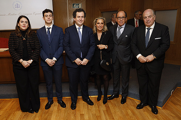 Familiares de De Lorenzo le han arropado durante el acto.