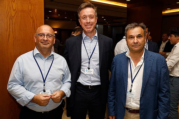 Ricardo Herranz, director general de Grupo Empresarial Electromédico (GEE); Vicente Tello; y José Luis López, vocal de la AEIH.