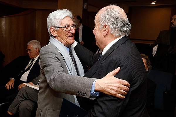 José Ramón Luis-Yagüe, director del Departamento de Relaciones con las CCAA de Farmaindustria, saluda a Ricardo De Lorenzo.