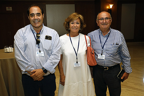 Javier Guijarro, Concepción Roch, asesora de la AEIH, y Martín Herrero.