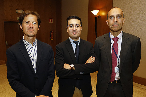 Óscar López, director de Redacción Médica; Juan Manuel Fernández, jefe de Nacional de Redacción Médica; y Ricardo López.