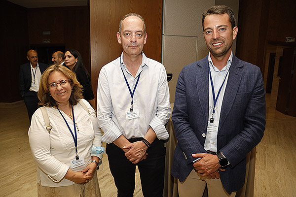 Eva García, responsable de Oficina y Atención Interna del Gregorio Marañón; Manuel Garrido, subdirector de Obras, Instalaciones y Equipos del SES; y Luis Miguel González, directivo de la salud.