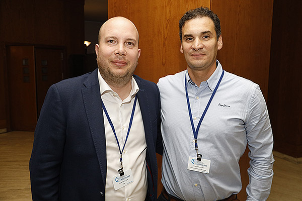 Miguel Chaves, director de Serveo; y Diego Prieto, jefe de sección de Mantenimiento del Hospital Universitario de La Paz.