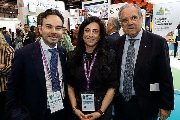 Santiago Leyes, presidente Colegio de Farmacéutico de Ourense; Ana Pérez, farmacéutica; Jesús Aguilar.
