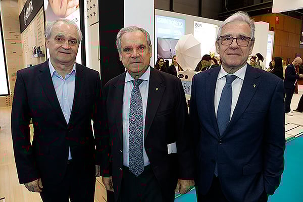 Antonio Mingorancio, presidente de Bidafarma; Jesús Aguilar; y Jordi Teralmes, vicepresidente del Consejo General de Farmacéuticos.