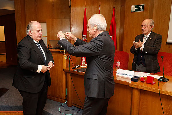 De Lorenzo recibe la condecoración como Académico de Honor de la Academia Médico-Quirúrgica de España.
