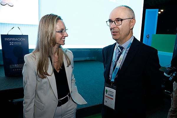 Laura Gutiérrez charla con Óscar López, vicepresidente primero y vocal de Industria del Colegio de Farmacéuticos de Madrid (COFM).