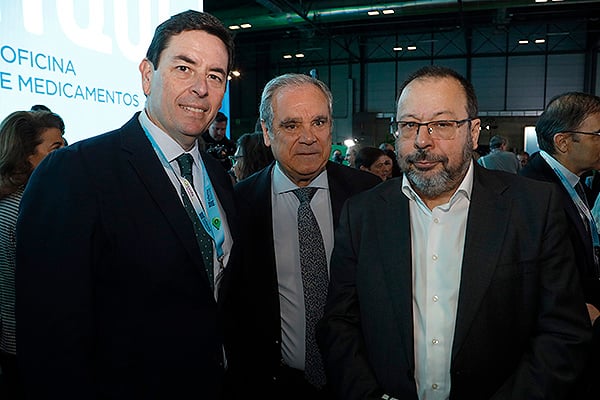 Manuel Martínez del Peral, Jesús Aguilar y César Hernández, director general de Cartera Común de Servicios del Sistema Nacional de Salud y Farmacia del Ministerio de Sanidad.