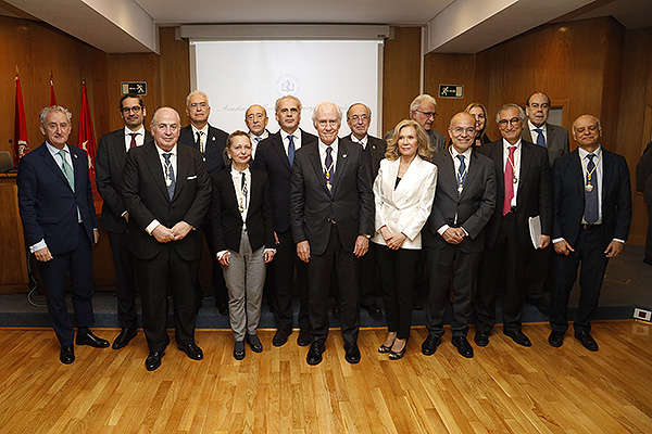 Foto de familia del acto de la Academia Médico-Quirúrgica Española.