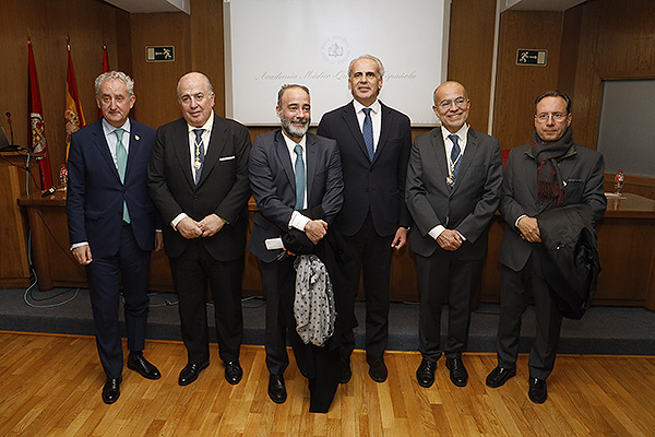 Tomás Cobo, presidente del Consejo General de Colegios Oficiales de Médicos; Ricardo De Lorenzo; Enrique Ruiz Escudero; Julio Acero, jede del Servicio de Cirugía Oral y Maxilofacial en el Hospital Ramón y Cajal y Puerta de Hierro; y Graciliano Estrada, presidente del Colegio de Médicos de Segovia.