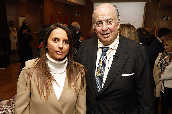 Raquel Murillo, La directora general adjunta de AMA y responsable del ramo de Responsabilidad Civil Profesional; y Ricardo De Lorenzo.