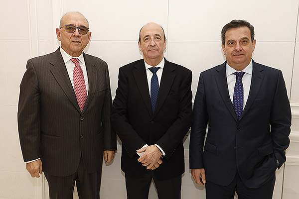 Juan José Rodríguez Sendín, vocal de la Comisión Central de Odontologia; Cosme Naveda, presidente del Colegio de Médicos de Bizkaia; y Luis Antuña Montes, presidente del Colegio de Médicos de Asturias.