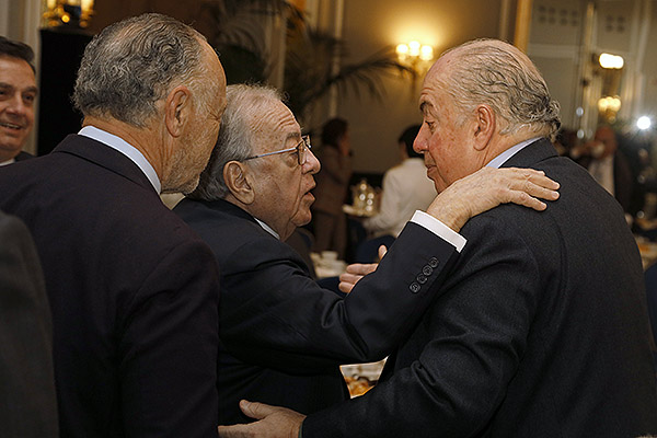 Diego de Murillo saluda a Ricardo De Lorenzo ante la mirada de José María Pino.