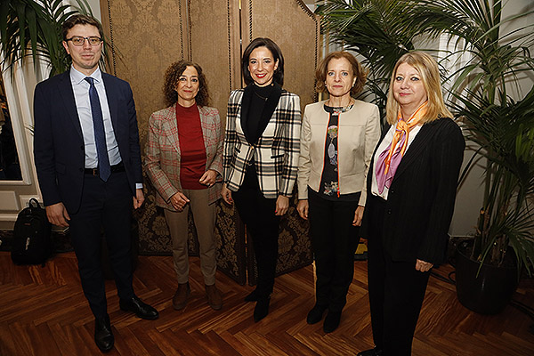 Luis Mendicuti , secretario general de ASPE; Teresa Echevarría, gerente del Consejo de Médicos; Raquel Martínez; Nina Mielgo, directora técnica de la Fundacion para la Proteccion Social de la OMC; y María Antonia Mucharaz, coordinadora de la Administración de la OMC.