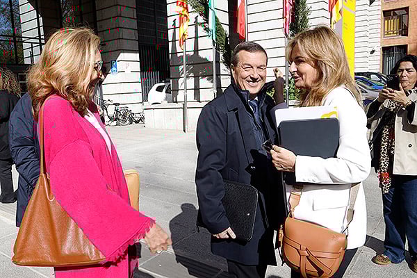 María Martín, consejera de Salud de La Rioja; Marciano Gómez; y Esther Monzón, consejera de Sanidad del Gobierno de Canarias.