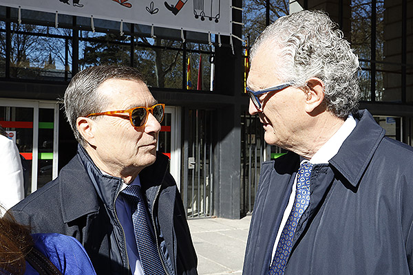 Marciano Gómez charla con Pedreño.