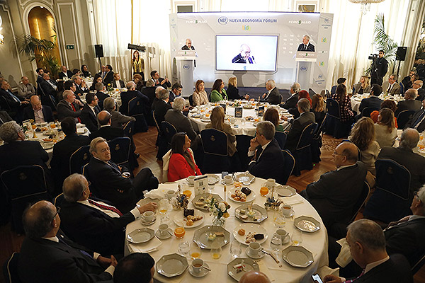 Un instante del desayuno informativo de la Tribuna Foro Salud protagonizado por el presidente de la OMC, Tomás Cobo.