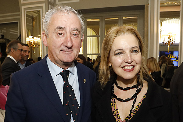Tomás Cobo posa junto a Beatriz Domínguez-Gil, directora de la ONT.