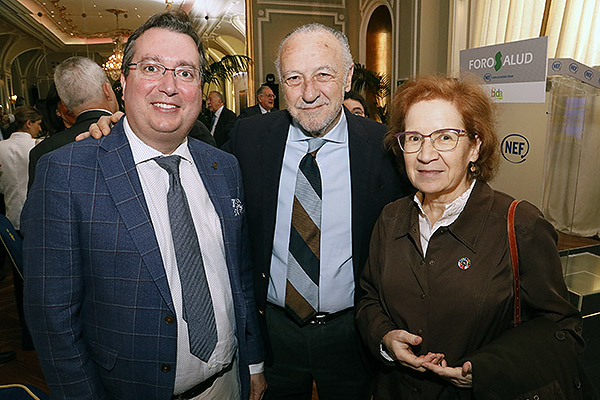 Graciliano Estrada Trigeros, jefe del Servicio de Neumología del Hospital General de Segovia; José María Pino; y Margarita del Val, investigadora del CSIC. 