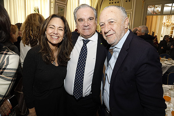 Ana López Casero, tesorera del Consejo de Farmacéuticos; Jesús Aguilar, presidente del Consejo General de Farmacéuticos; y José María Pino.