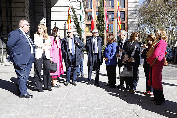 Los consejeros de Sanidad del Partido Popular dialogan antes de entrar al CISNS.
