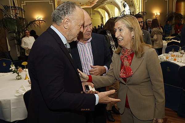 José María Pino saluda a Ana Pastor,  vicepresidenta segunda del Consejo de los Diputados.