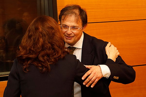 Alberto Martínez, consejero de Salud de Euskadi, saluda a la ministra de Sanidad.