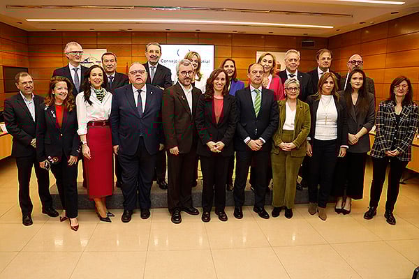 La ministra de Sanidad posa con los consejeros de Sanidad del CISNS.
