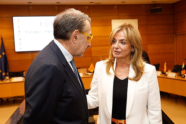 Jesús Fernández Sanz, Consejero de Sanidad en Gobierno de Castilla-La Mancha; charla con Esther Monzón, consejera de Sanidad del Gobierno de Canarias.