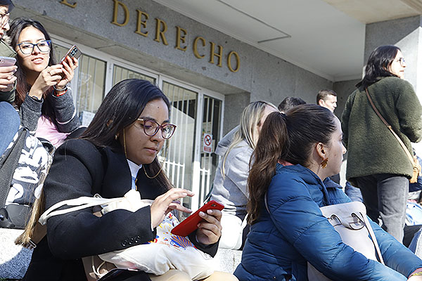 Una aspirante revisa los últimos mensajes de ánimo.