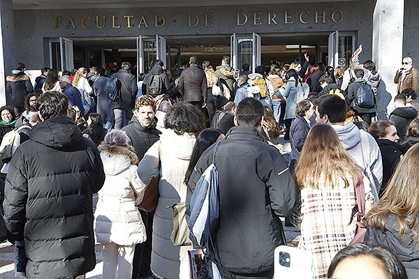 Los aspirantes empiezan a entrar al examen.