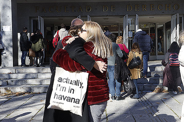 Incontables abrazos antes de iniciar el examen MIR. La Havana le espera. 