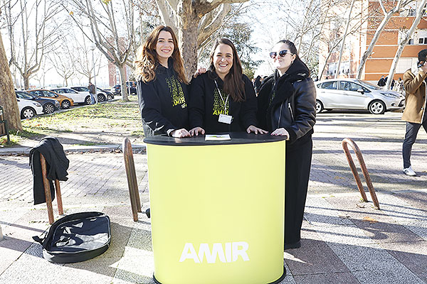 Foto de familia del equipo de AMIR que ha acompañado a sus estudiantes al día del examen.