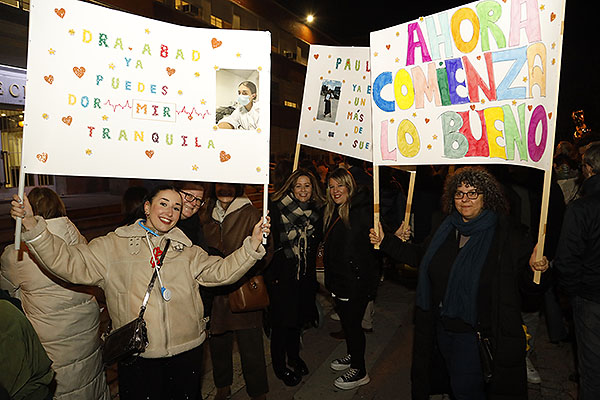 Familia posa emocinada con las pancartas que han preparado: 