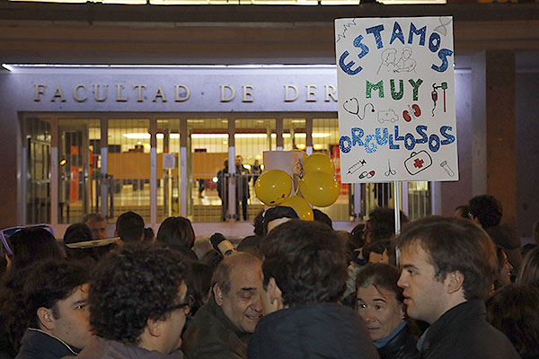 Los familiares esperan ante la facultad orgullosos de sus aspirantes.