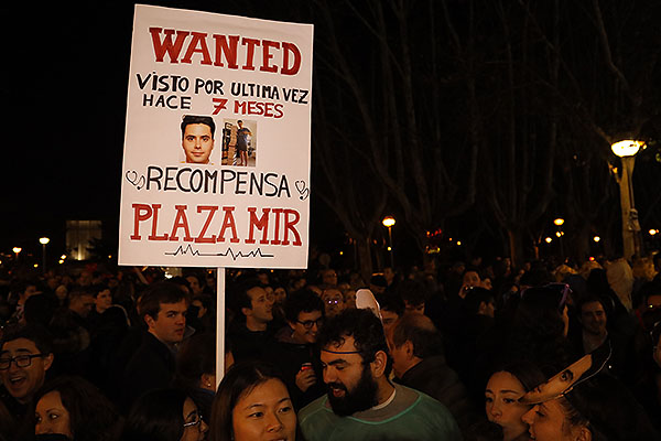 La Universidad Complutense, llena de gente emocionada a la espera de recibir a los aspirantes.